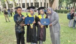 Kisah Inspiratif: Gadis Kembar Sherlina dan Sherlita Lulus Cum Laude di Wisuda UGM