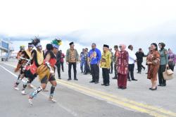 Tiba di Kota Sorong Papua Barat Daya, Wapres RI dan Rombongan Disambut Tarian Adat Papua