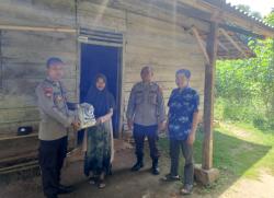 Jelang Idul Adha, Satbinmas Polres Way Kanan Salurkan Bansos dan Himbau Warga Tidak Terpengaruh Hoax
