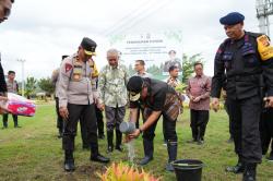 Kunjungi Mako Brimob Polda Sulbar, Pj Gubernur Bahtiar Tanam Pohon Sukun