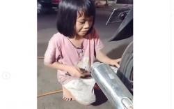 Kisah Inspiratif Gadis Cilik Penambal Ban Demi Keluarga, Tetap Terseyum Manis