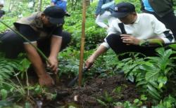 Bupati Loteng Pathul Bahri Bareng PDAM Tanam Pohon di Mata Air Tibu Nangklok Desa Aik Berik