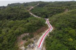 Bendera Merah Putih Sepanjang 1000 Meter, Meliuk Indah di Batukaras