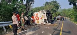 Diduga Akibat Rem Blong, Truk Tangki Muatan Pertalite Terbalik di Cidaun