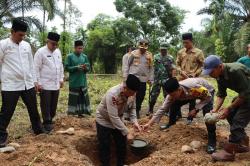 Wakapolda Aceh Letakkan Batu Pertama Pembangunan Masjid Pesantren Babul Ulum  Kualasimpang