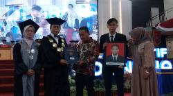 Kisah Haru Wisuda UMP, Orangtua Gantikan Terima Ijazah Sang Anak yang Meninggal