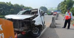 Akibat Pecah Ban, Avanza Jungkir Balik di Tol Tangerang Merak KM 69.800 Banjaragung Kota Serang