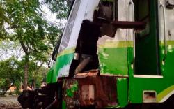 Lima Perjalanan Kereta di Jatim Terlambat Datang Akibat Truk Tabrak KA Lokal di Banjarkemantren