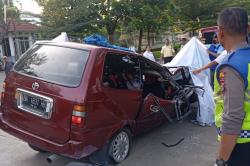 Kontainer Timpa Mobil Kijang hingga Pengemudi Tewas di Tempat Diduga Karena Rem Truk Blong