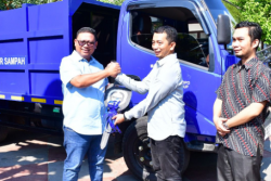 Pj Wali Kota Palopo Serahkan Mobil Compactor untuk Optimalisasi Pengelolaan Sampah