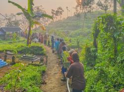 Warga Desa Sikumpul Banjarnegara Gelar Kerja Bakti Pengerasan Jalan Menuju Makam