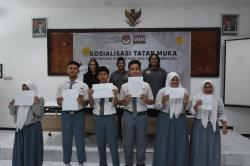 KPU Surabaya Bareng Pewarta Foto Gelar Sosialisasi Pemilu di SMA Wijaya Putra