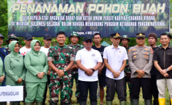 Pj Wali Kota Palopo Asrul Sani Menanam Pohon Buah di Koramil Wara