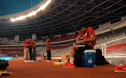 Momen Pemain Timnas Indonesia Sholat di Pinggir Lapangan SUGBK, Dimas Drajad Jadi Imam