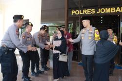 Ibunda Mendiang Briptu Rian Ikuti Doa Bersama dan Kenang Anaknya di Polres Jombang