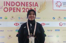 Qomarul Lailiah Guru SD Sawunggaling 1 Surabaya Jadi Wasit Bulu Tangkis di Olimpiade Paris 2024