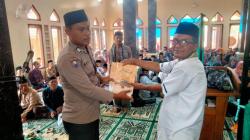 Aksi Bhabinkamtibmas Polres Tasikmalaya Bagikan Ribuan Kitab kepada Para Santri di Desa Binaan