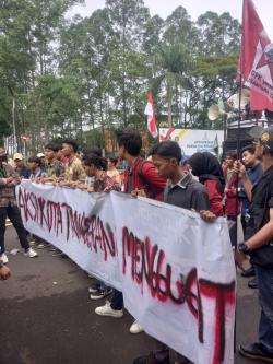 Kinerja Pj Walikota Tangerang Mandek Massa Aksi Layangkan Rapot Merah sebagai Bentuk Protes