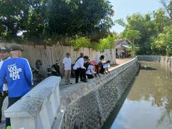 Antisipasi Banjir di Musim Hujan, Pemdes Pabean Dringu Tambah Deker di Aliran Sungai Setempat