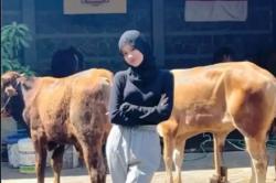 Kisah Azhyra, Perempuan Cantik Lulusan S2 Rela Jualan Sapi dan Kambing Kurban di Kampung