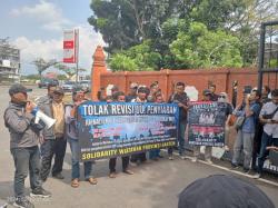 Tolak UU Penyiaran, Solidaritas Wartawan Provinsi Banten Gelar Aksi Unjuk Rasa di Depan Gedung DPD