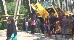 Truk Pasir Terjun ke Sungai Akibat Badan Jembatan Roboh di Batang Serangan-Padang Tualang