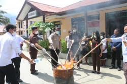 Satuan Reserse Narkoba Polres Jayapura Musnahkan 2 Kg Ganja dan Miras Jenis Boplas