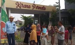 Kesal Askes Jalan ditutup, Puluhan Warga Citangkil Cilegon Geruduk Kantor Perumahan Kirana Permata