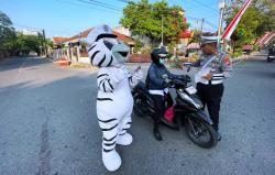 Unik, Badut Zebra Bantu Satlantas Boyolali Mengatur Lalu Lintas