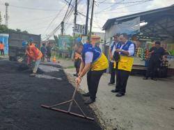 Getol Perbaiki Jalan di Cilegon, Wali Kota Helldy Resmikan Program Mantri Jalan