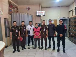 Polres Lhokseumawe Serahkan Tersangka Kasus Korupsi APBG Gampong Meunasah Lhok ke Kejaksaan.