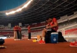 Masya Allah, Punggawa Timnas Indonesia Sholat Berjamaah di Pinggir Lapangan GBK