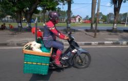 Unik, Warga Sukoharjo Kirim Bantuan Kambing Kurban Kenakan Kostum Superhero