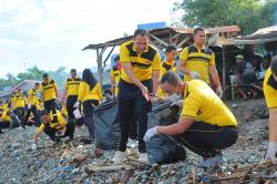 Polres Tanggamus Sambut Hari Bhayangkara ke-78 dengan Aksi Heroik Bersihkan Pantai