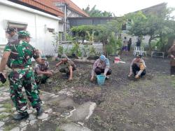 Bakti Religi, Polsek Cerme Gotong Royong Membersihkan Rumah Ibadah