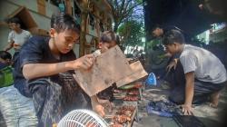 Ribuan Santri Tebuireng Bakar Sate Terpanjang, Upaya Hidupkan Tradisi di Hari Raya Idul Adha