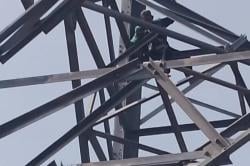 Driver Ojol Hendak Bunuh Diri dari Atas Tower Sutet, Diduga Stres Masalah Ekonomi