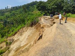 Tebing Setinggi 40 Meter di Cibadak Cianjur Longsor 900 Jiwa Terancam Terisolir