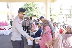 Polres Situbondo Bagikan 78 Paket Sembako ke Masyarakat