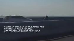 Sukar Dipercaya! Pemotor Tanpa Helm Melintas Lawan Arah di Tol Layang MBZ Jakarta-Cikampek