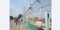 Anggota TNI AD Babinsa Curug Gagalkan Percobaan Bunuh Diri di Jembatan Ceger Bogor