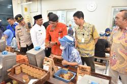 Puluhan Ribu Buruh Pabrik Rokok di Kudus Terima BLT Dana Bagi Hasil Cukai Hasil Tembakau