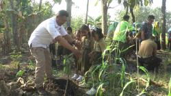 Puluhan Anak TK di Grobogan, Wisata Edukasi Ditengah Hutan Sambil Belajar Menanam Pohon