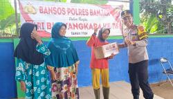 Warga Sumringah Dapat Bantuan Sembako dari Polres Banjar