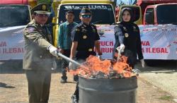 12 Truk Berisi Rokok, Miras hingga Liquid Vape di Sumedang Dimusnahkan