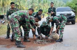 Prajurit Yonif 9 Marinir Akhiri Latihan dengan Aksi Sosial di Pesawaran: Kebersamaan dan Kepedulian
