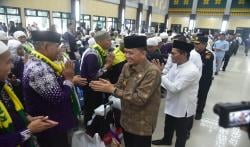 Pj Gubernur Agus Fatoni Sambut Kepulangan 450 Jamaah Haji Kloter I Embarkasi Palembang