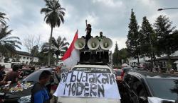 Demo di Depan Gedung Sate, Ribuan Ojol se-Jabar Tolak Tarif Murah yang Tak Manusiawi