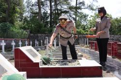 HUT Bhayangkara ke-78, Kapolres Humbahas Hary Ardianto Ziarah ke Taman Makam Pahlawan Tarutung