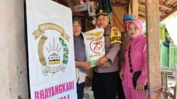 Baksos dalam Rangka HUT Bhayangkara ke 78, Polsek Singajaya Bagikan Puluhan Paket Sembako